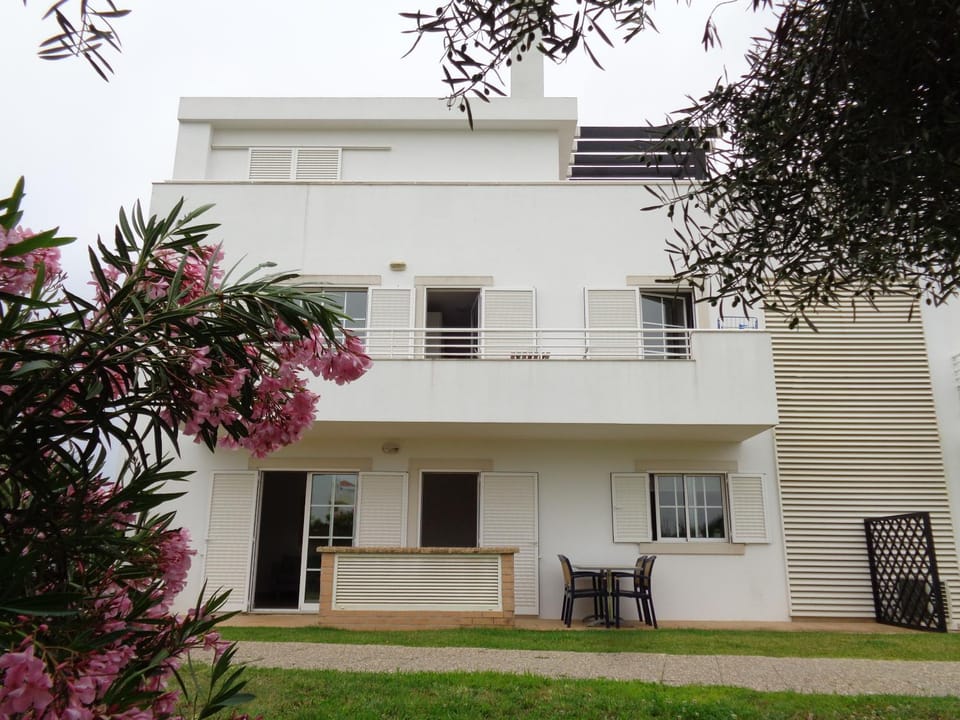 Property building, Facade/entrance, Garden, Balcony/Terrace