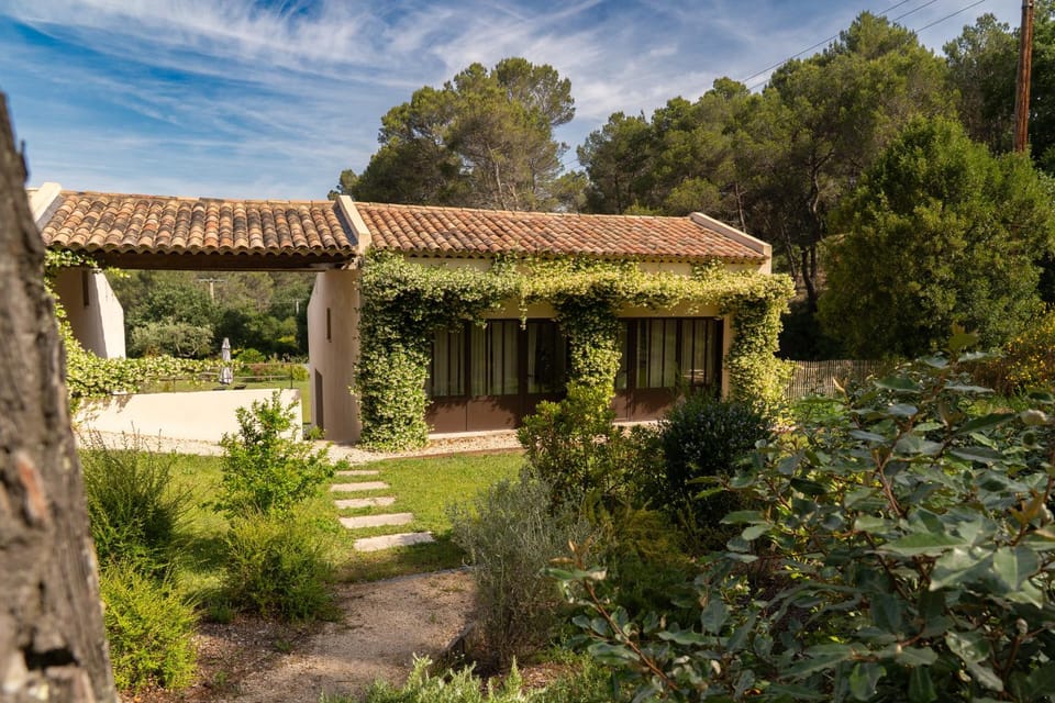 La Bergerie du Roy-Chambres D'hôtes- Bed and Breakfast in Rognes
