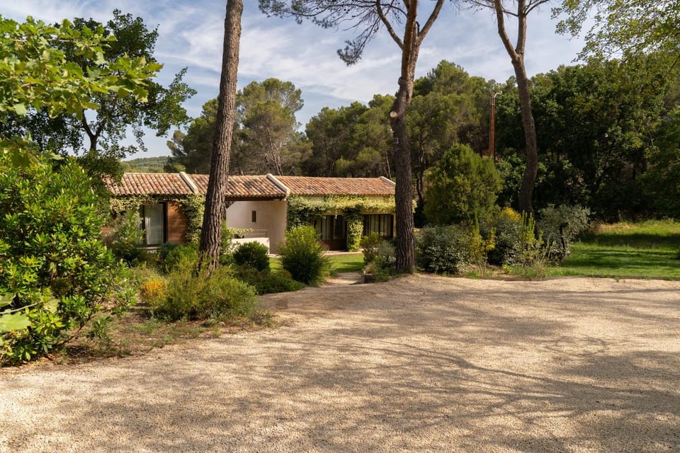 La Bergerie du Roy-Chambres D'hôtes- Bed and Breakfast in Rognes
