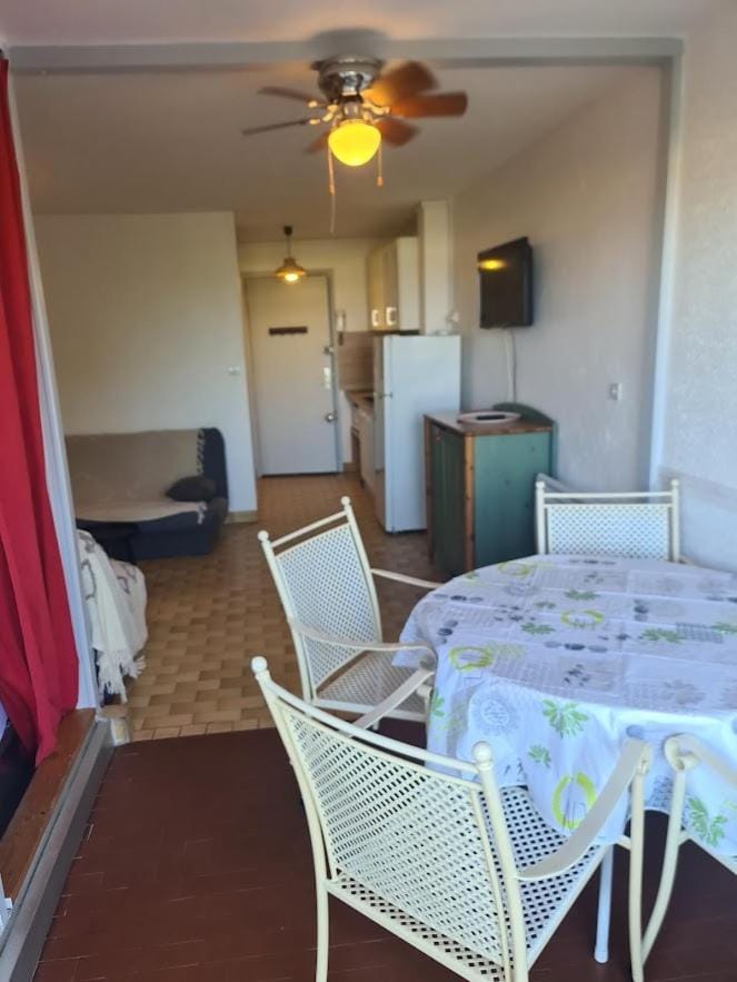 Photo of the whole room, Seating area, Dining area