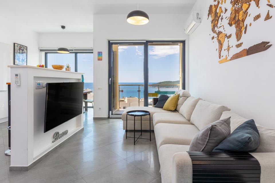 Communal lounge/ TV room, Natural landscape, TV and multimedia, Living room, Sea view