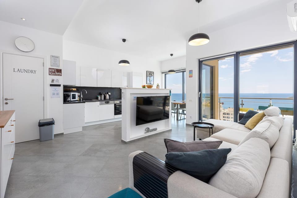 Communal lounge/ TV room, Natural landscape, Kitchen or kitchenette, Living room, Seating area, Dining area, Evening entertainment, Sea view