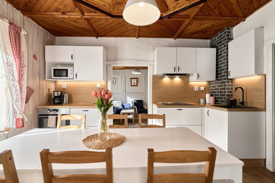 Coffee/tea facilities, Kitchen or kitchenette, Dining area, microwave, oven, stove, toaster