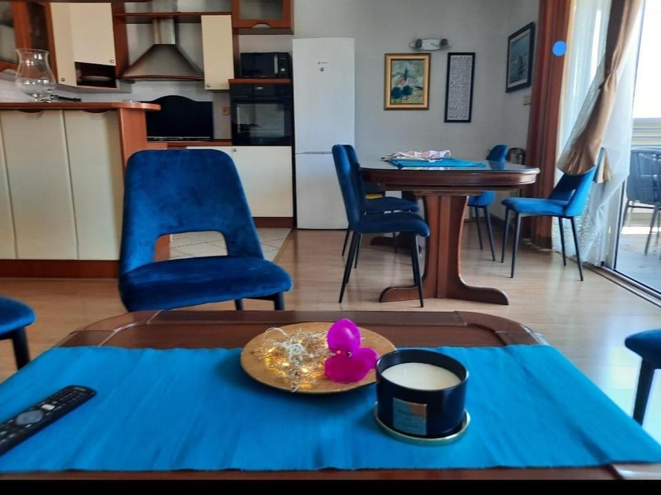 Kitchen or kitchenette, Living room, Dining area