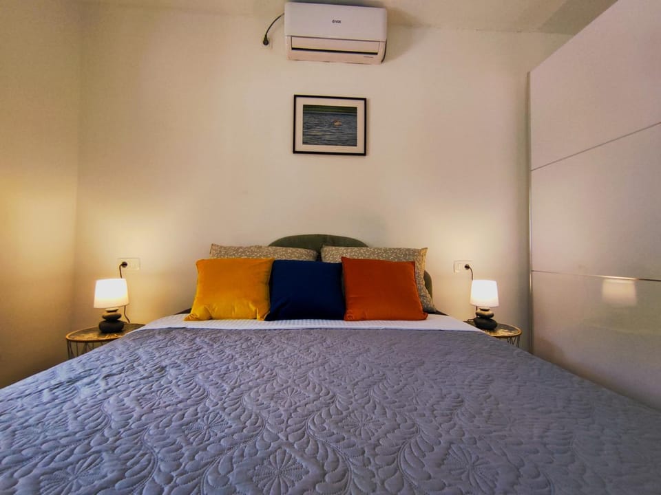 Bedroom, towels, air conditioner