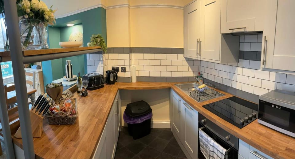 Kitchen or kitchenette, dishwasher, oven, toaster