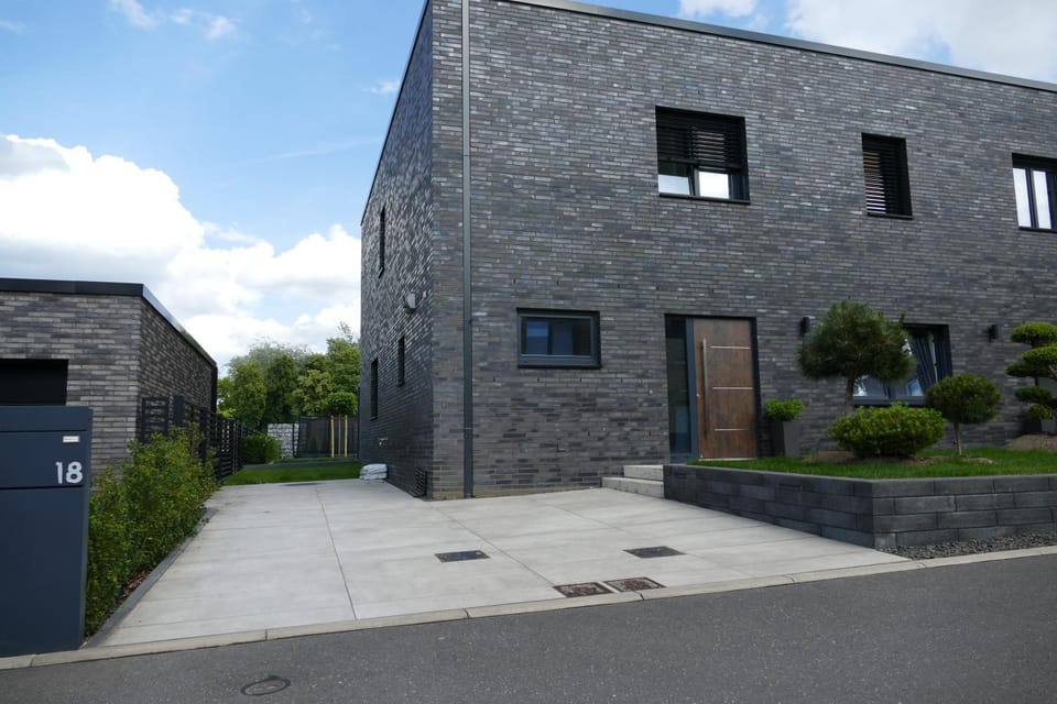 Property building, Facade/entrance, Parking