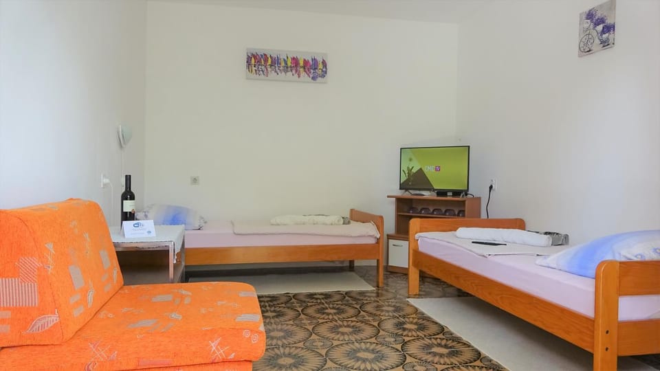 Bed, TV and multimedia, Bedroom, locker