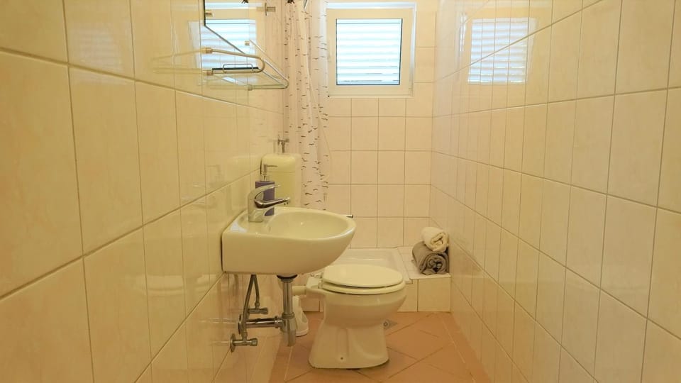 Bathroom, towels