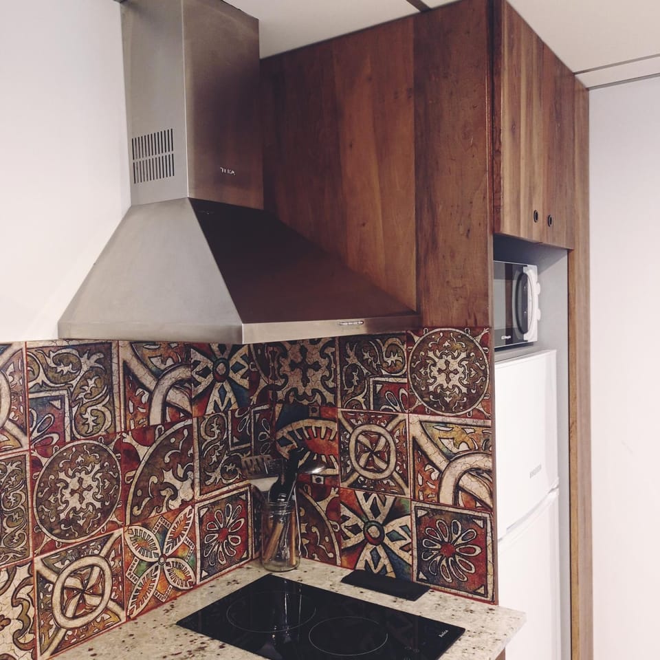 Kitchen or kitchenette, minibar