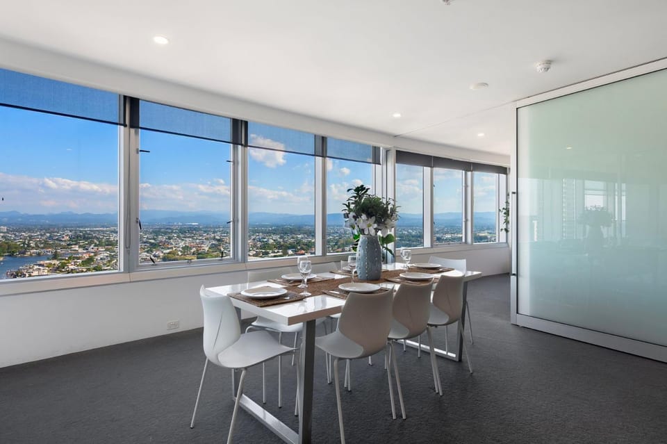 Luxury 3 Bedroom Apartment with Ocean Views - Coast HM Apartment in Surfers Paradise Boulevard