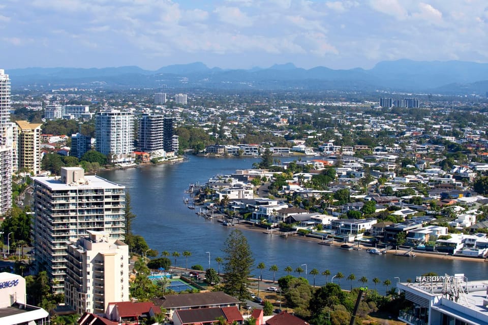 Luxury 3 Bedroom Apartment with Ocean Views - Coast HM Apartment in Surfers Paradise Boulevard