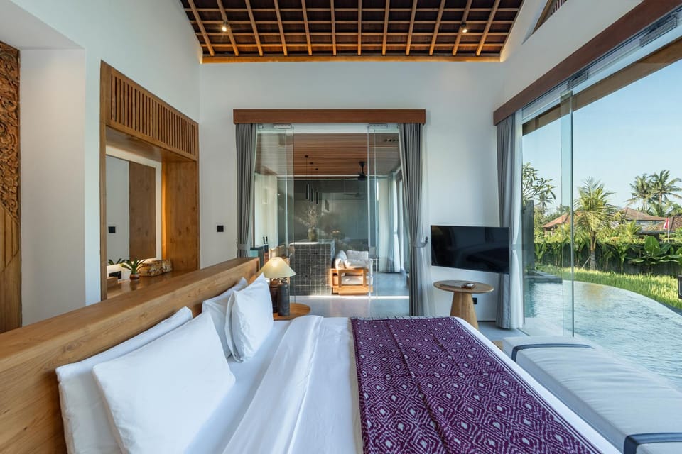 Communal lounge/ TV room, Bed, TV and multimedia, Living room, Bedroom, bunk bed, wardrobe