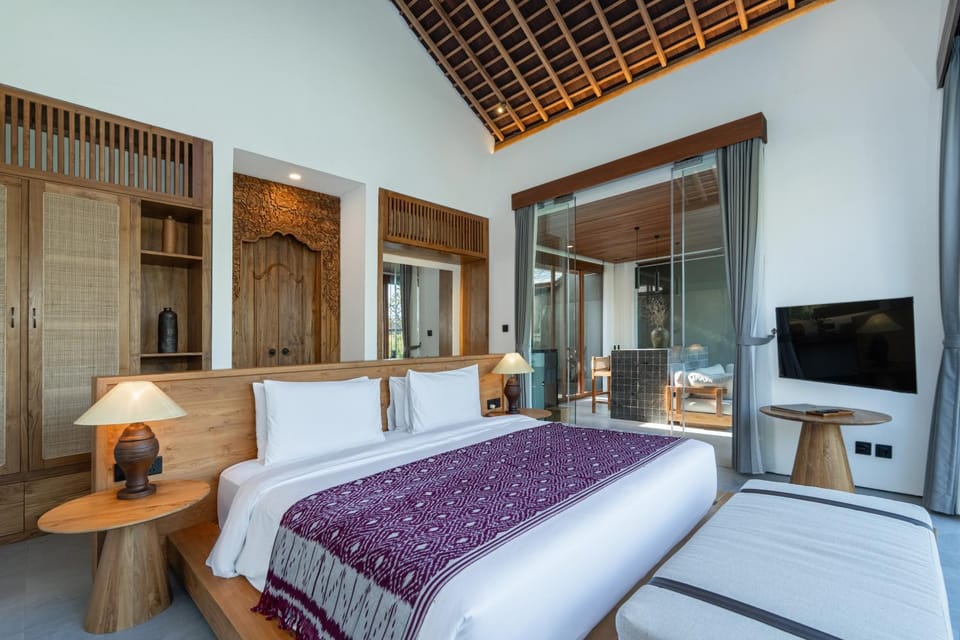 Patio, TV and multimedia, Living room, Seating area, Bedroom, wardrobe