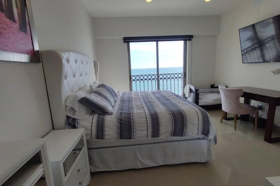 Photo of the whole room, Sea view