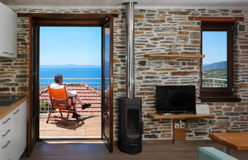 Communal lounge/ TV room, Sea view
