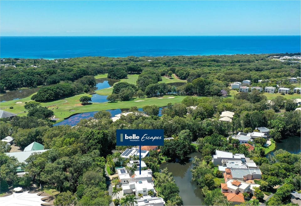 Luxury Lakeside Villa Villa in Coolum Beach