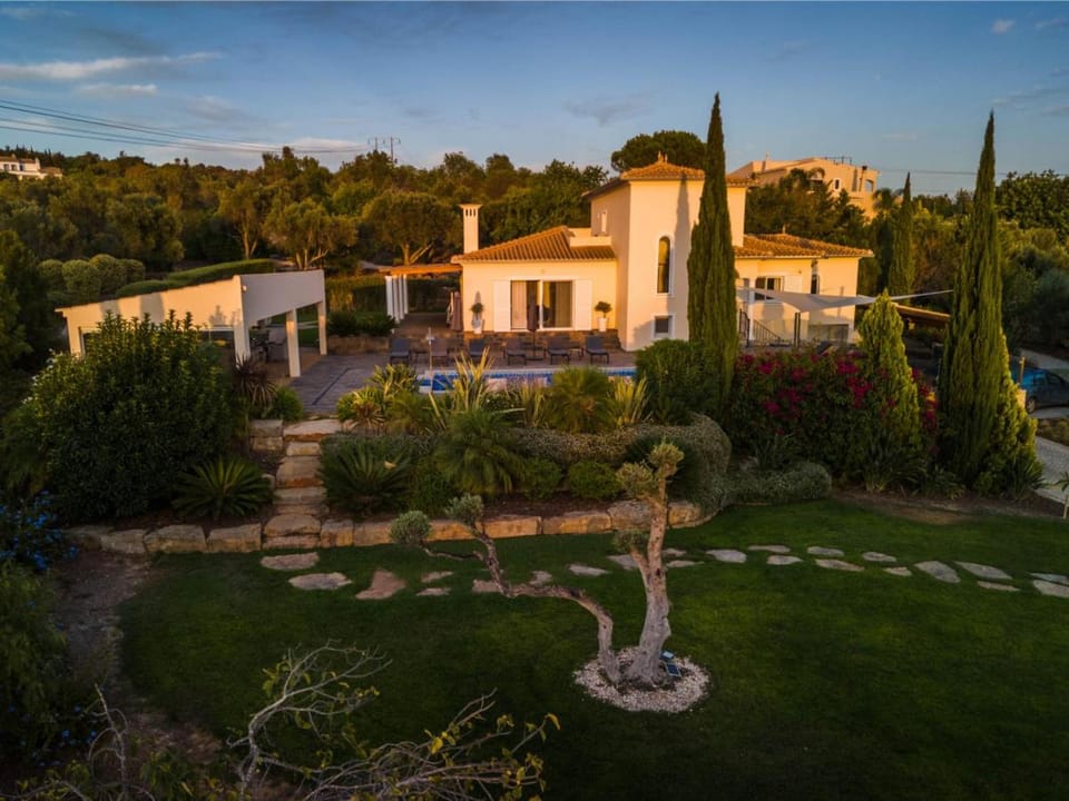 Casa Rosa: Exclusive Hilltop Estate with Heated Pool & Sea Views Villa in Loulé