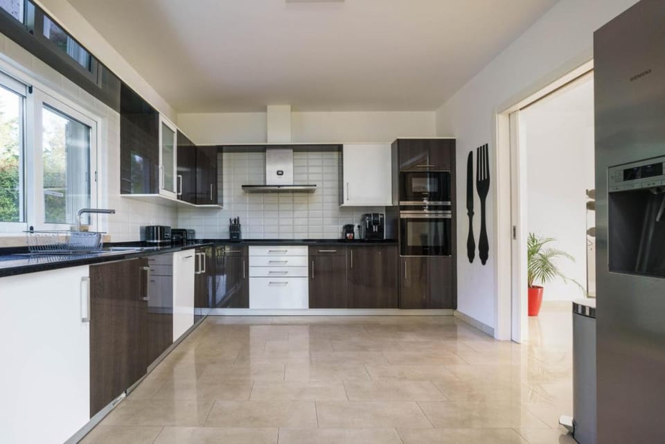 Casa Rosa: Exclusive Hilltop Estate with Heated Pool & Sea Views Villa in Loulé