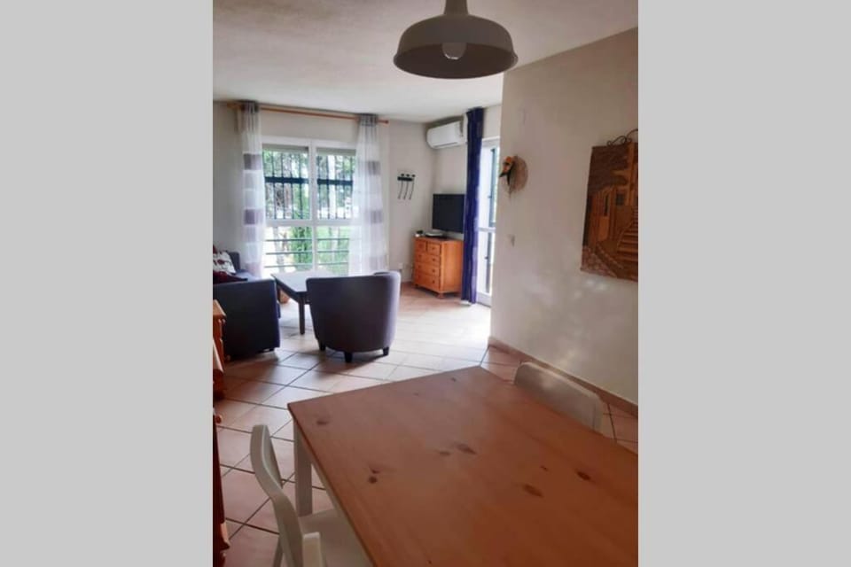 TV and multimedia, Living room, Lounge or bar, Seating area, Dining area