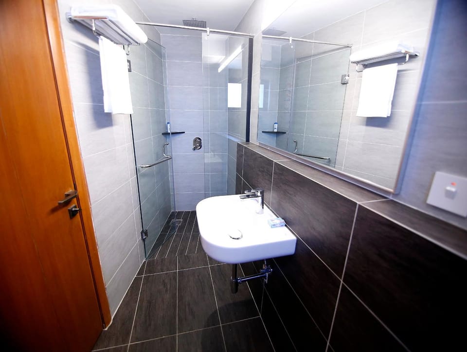 Shower, Toilet, Bathroom, towels