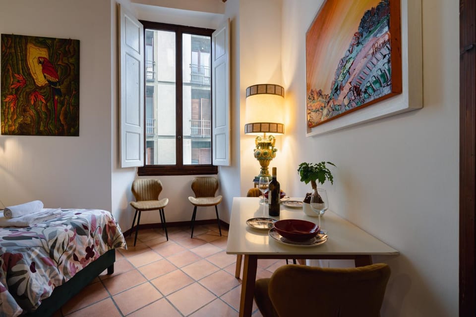Bed, Living room, Photo of the whole room, Seating area, Dining area, Bedroom