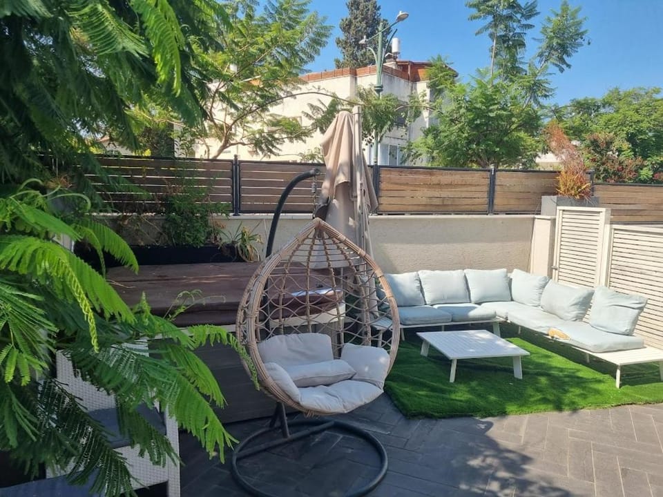 Day, Garden