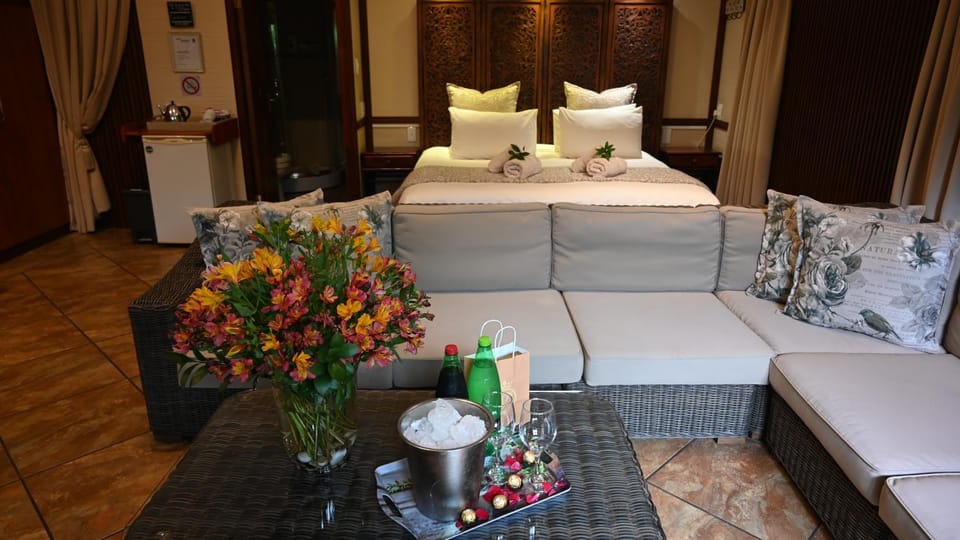 Bed, Living room, Photo of the whole room, Seating area, Bedroom