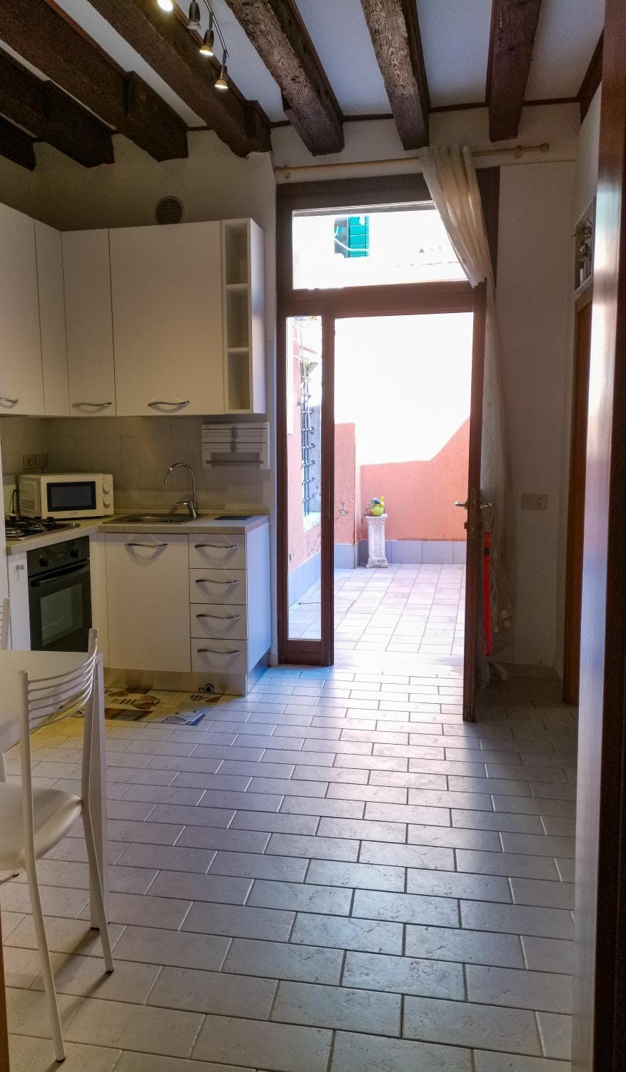 Kitchen or kitchenette, minibar, stove