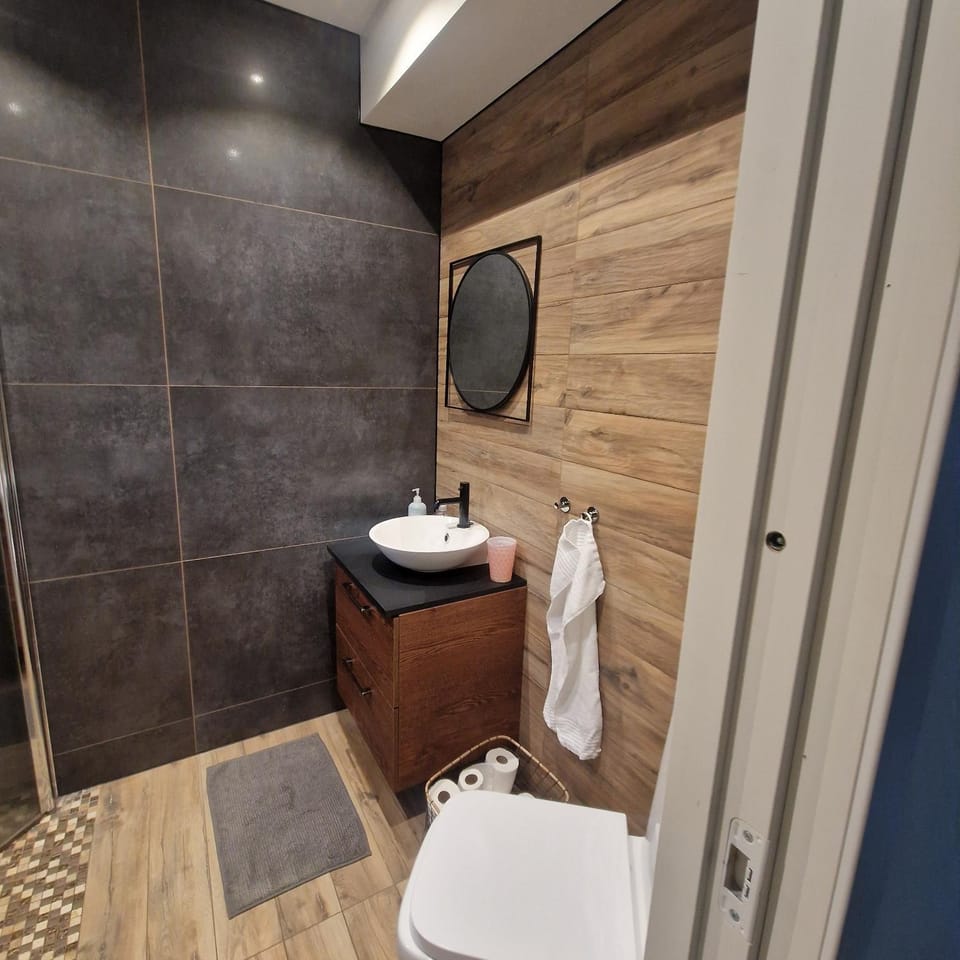 Stilren svit lägenhet med trädäck och laddstation Apartment in Sweden