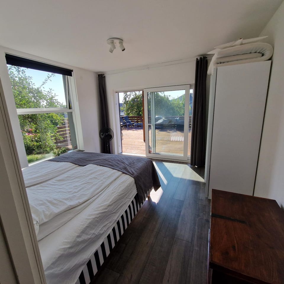 Stilren svit lägenhet med trädäck och laddstation Apartment in Sweden