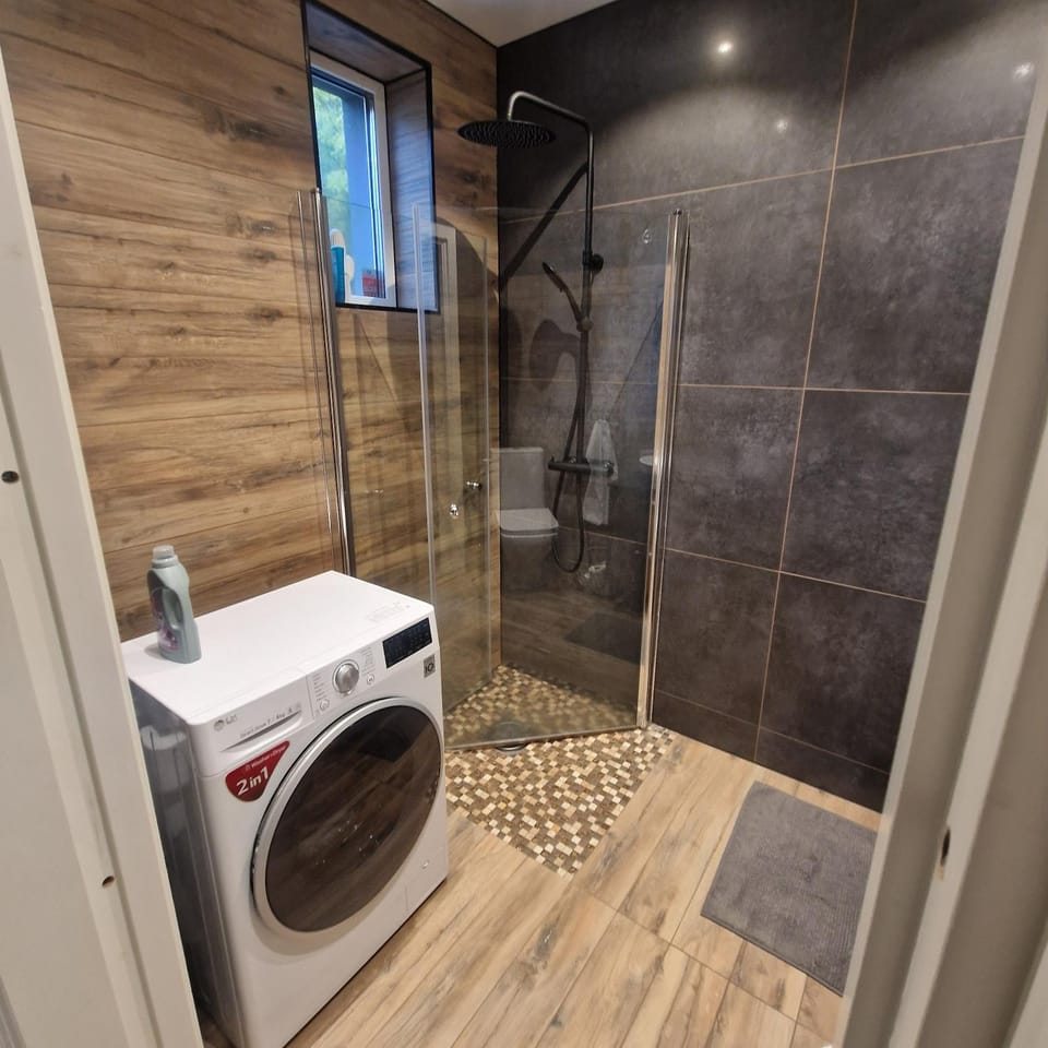 Stilren svit lägenhet med trädäck och laddstation Apartment in Sweden