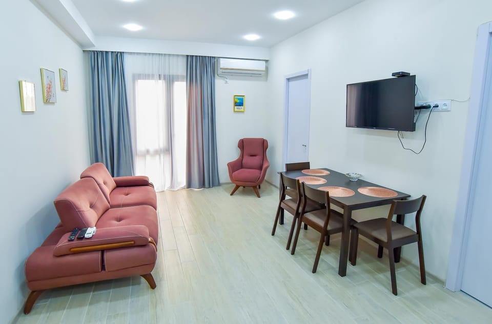 TV and multimedia, Living room, Seating area, Dining area