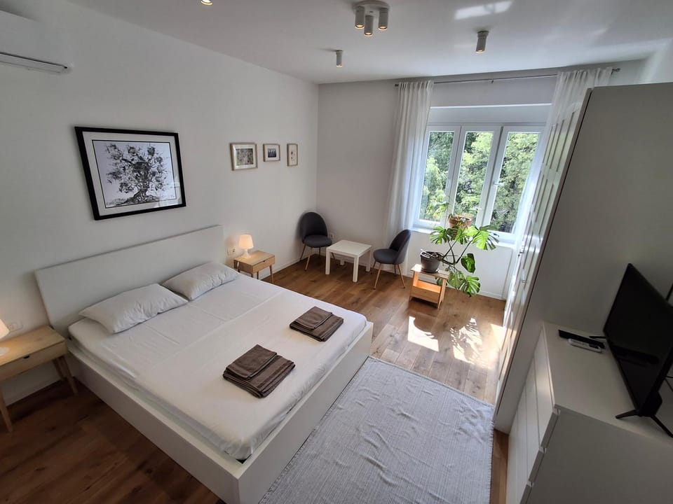 Bed, TV and multimedia, Photo of the whole room, Bedroom, towels