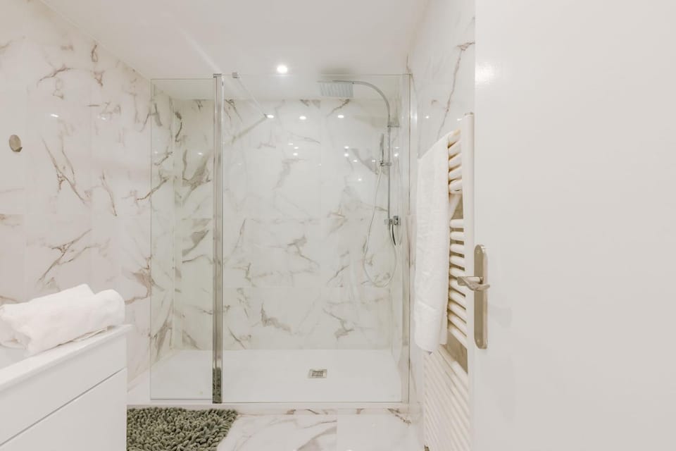 Shower, Bathroom, towels