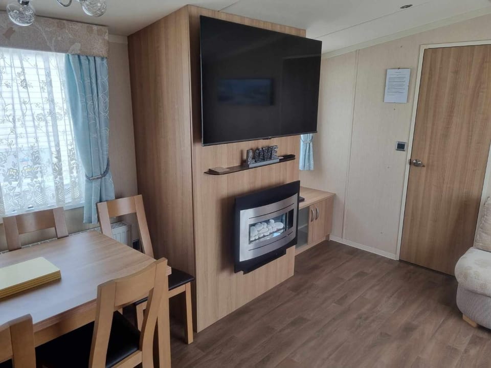 8 BERTH DELUXE CARAVAN PG31 Campground/ 
RV Resort in Chapel Saint Leonards