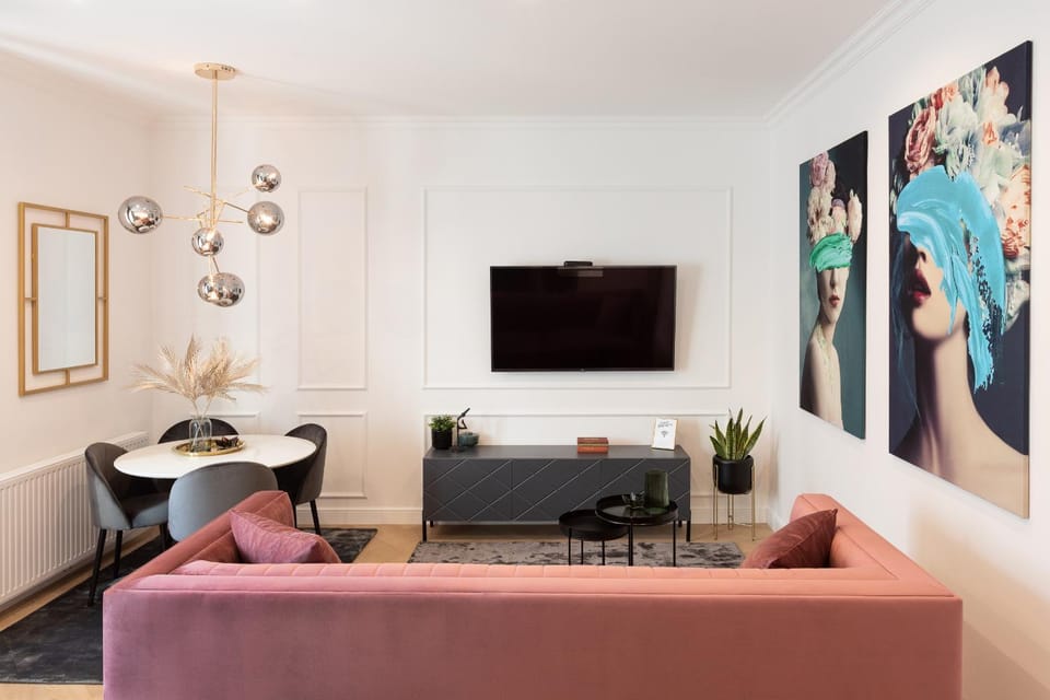 TV and multimedia, Living room, Seating area, Evening entertainment