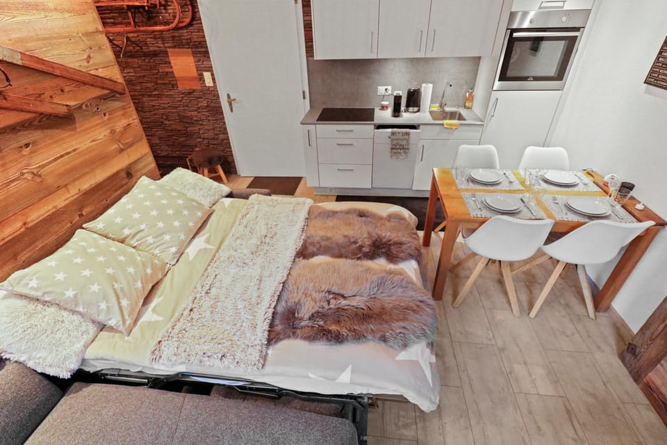 Bed, Kitchen or kitchenette, pet friendly, stove