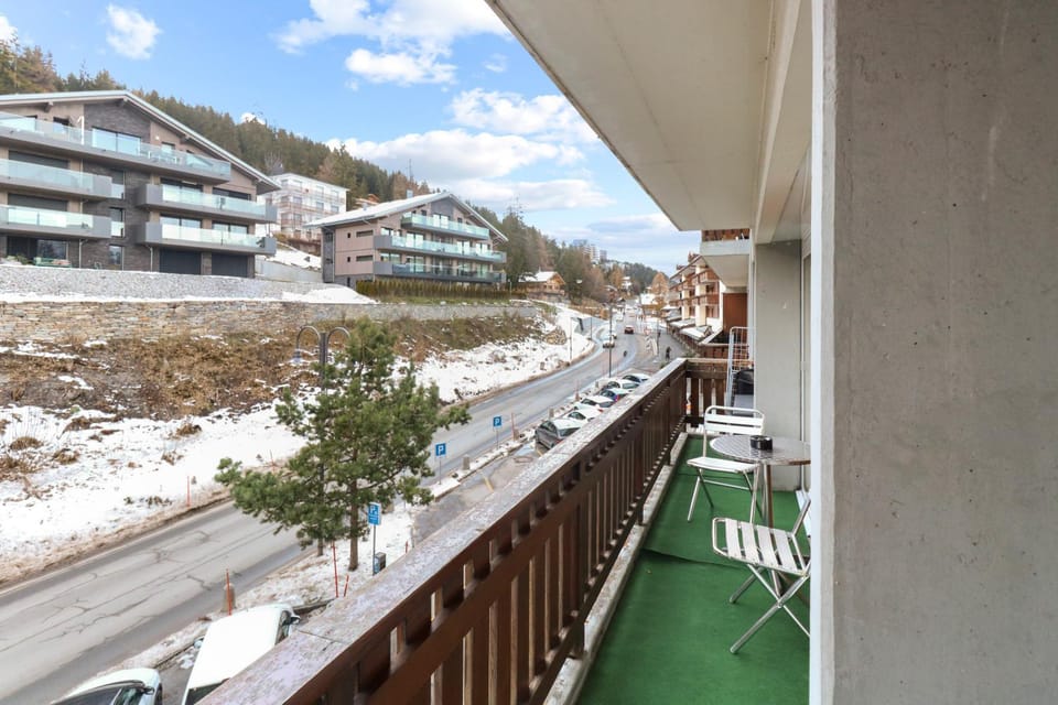 Neighbourhood, Balcony/Terrace, Street view
