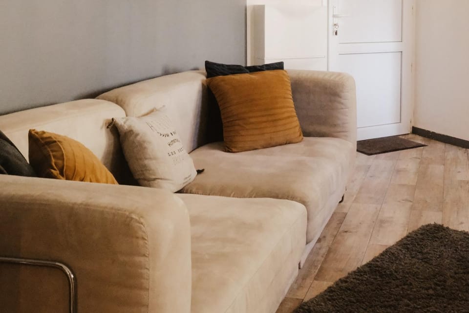 LE COCOON Saint Lô - Appartement privé tout équipé - Haras - Parking gratuit - Entrée autonome - Wifi - Netflix - Baignoire - Lave-linge - Lit Queen Size 160cm & canapé-lit 140cm - Jusqu'à 4 personnes Apartment in Saint-Lô