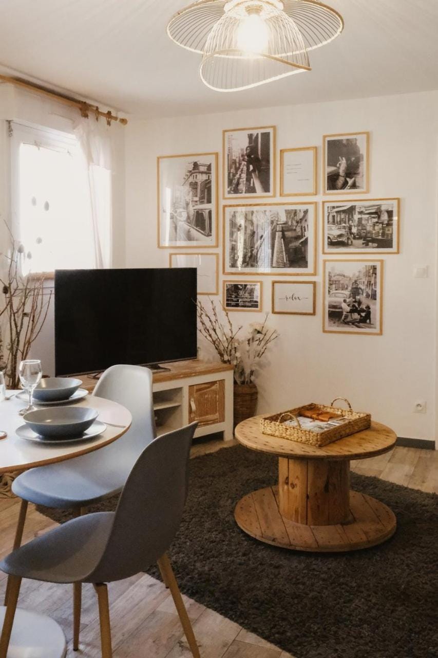 LE COCOON Saint Lô - Appartement privé tout équipé - Haras - Parking gratuit - Entrée autonome - Wifi - Netflix - Baignoire - Lave-linge - Lit Queen Size 160cm & canapé-lit 140cm - Jusqu'à 4 personnes Apartment in Saint-Lô