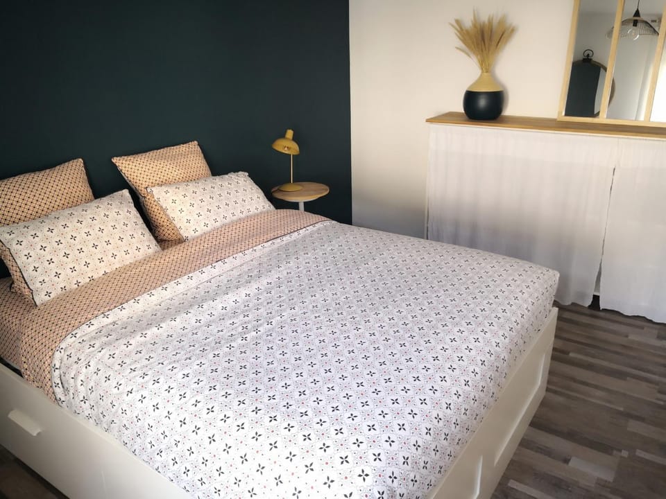 Bed, Night, Photo of the whole room, Bedroom