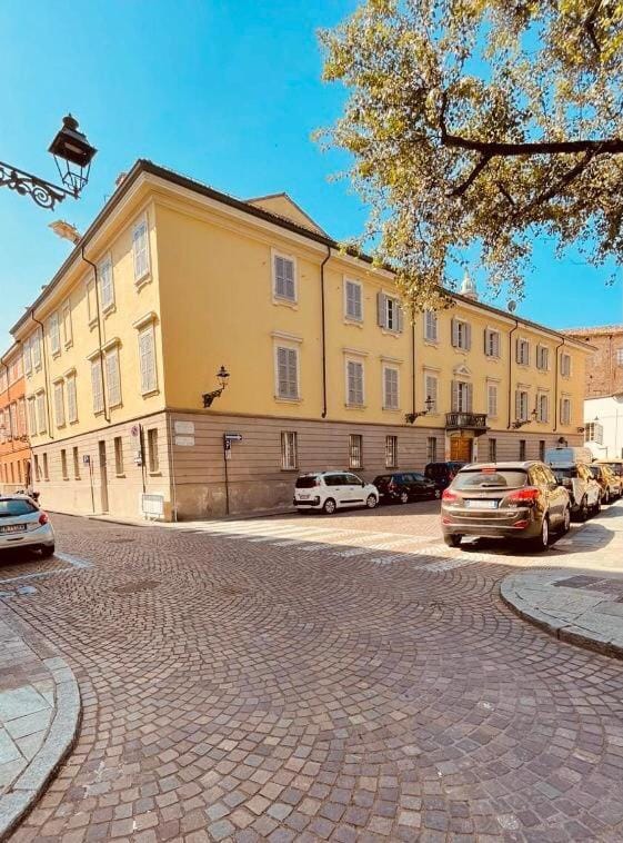 Property building, Day, Neighbourhood, Parking