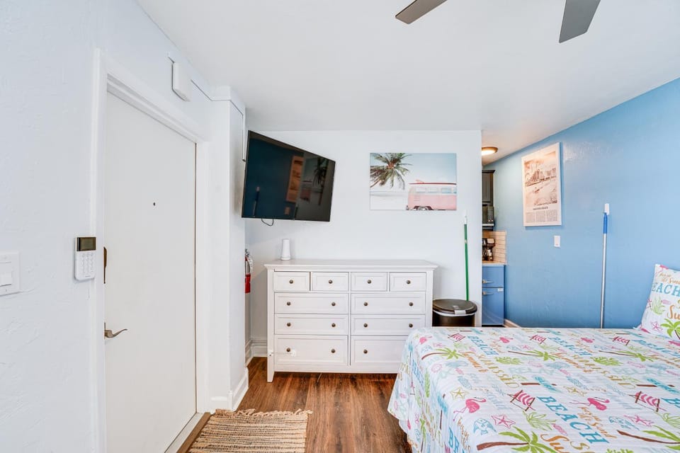 Beachfront Studio w/ Community Indoor Pool! Apartment in Florida