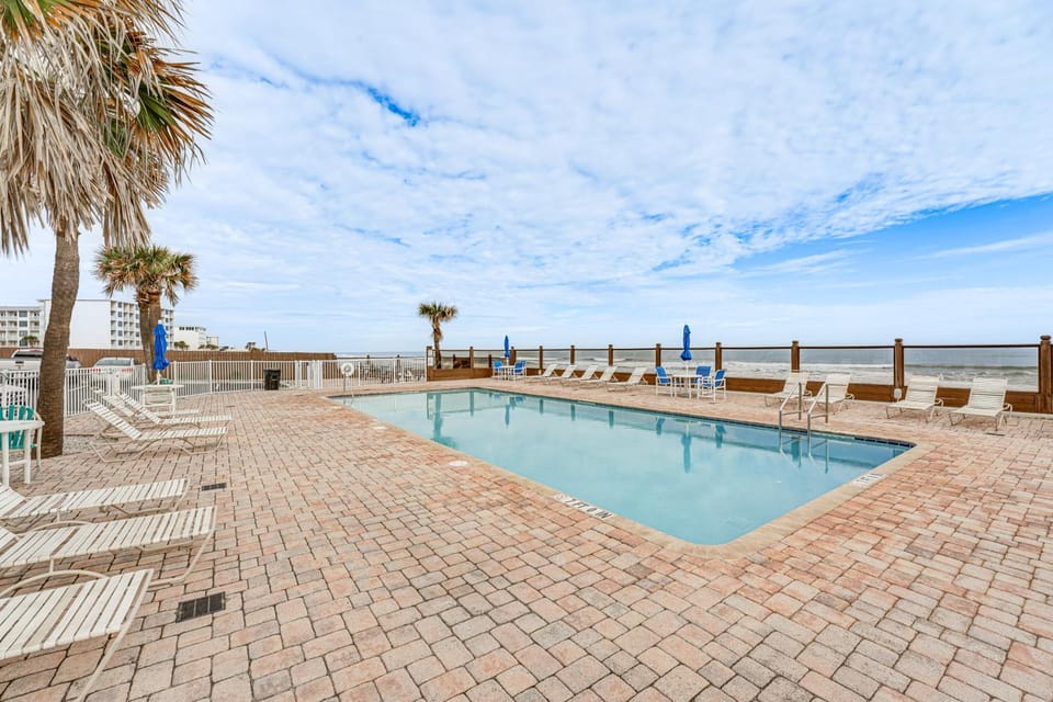 Beachfront Studio w/ Community Indoor Pool! Apartment in Florida