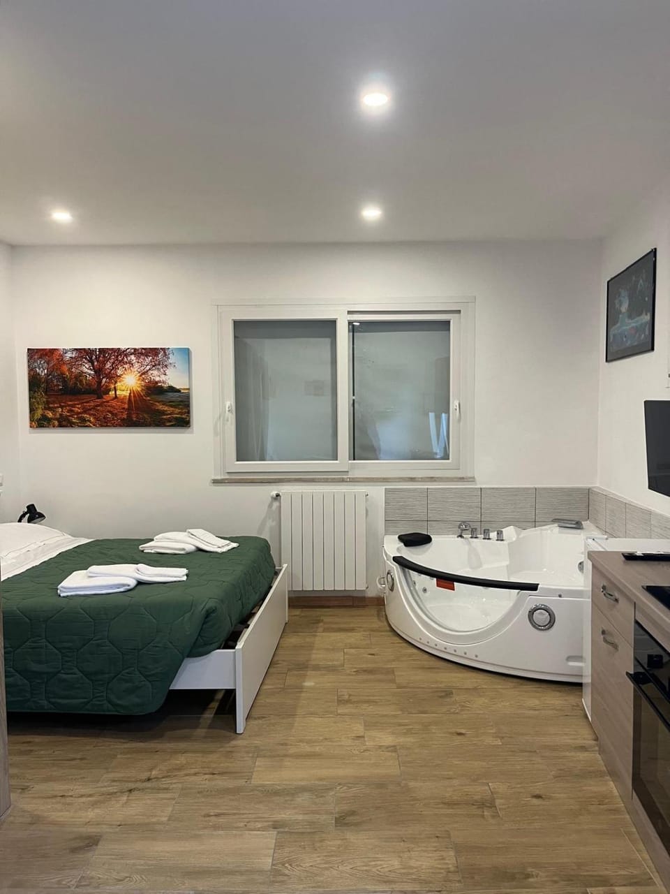 Bed, Hot Tub, Bedroom, Bath