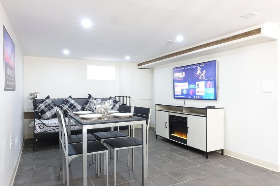 Communal lounge/ TV room, TV and multimedia, Living room, Dining area