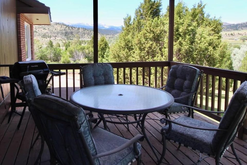 Charming, Spacious, Contemporary Mountain Retreat House in Butte
