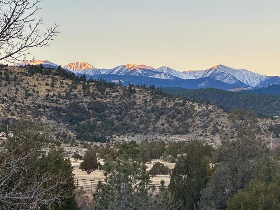 Charming, Spacious, Contemporary Mountain Retreat House in Butte