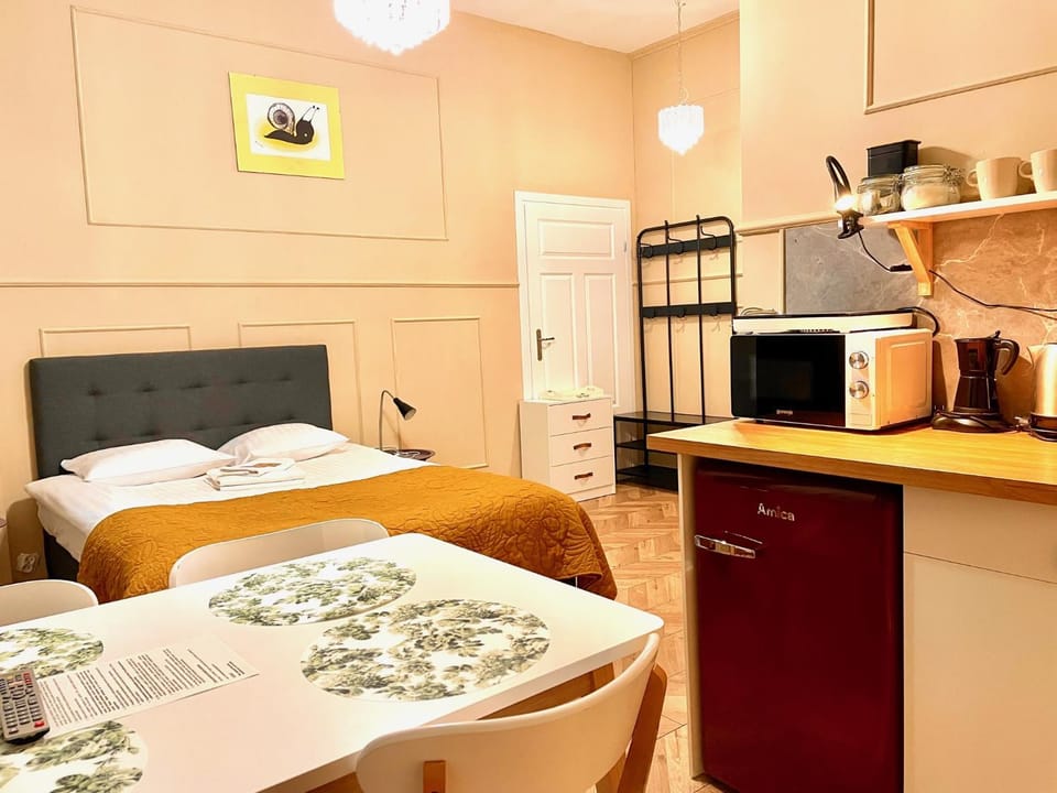 Bed, Kitchen or kitchenette, Photo of the whole room, Dining area